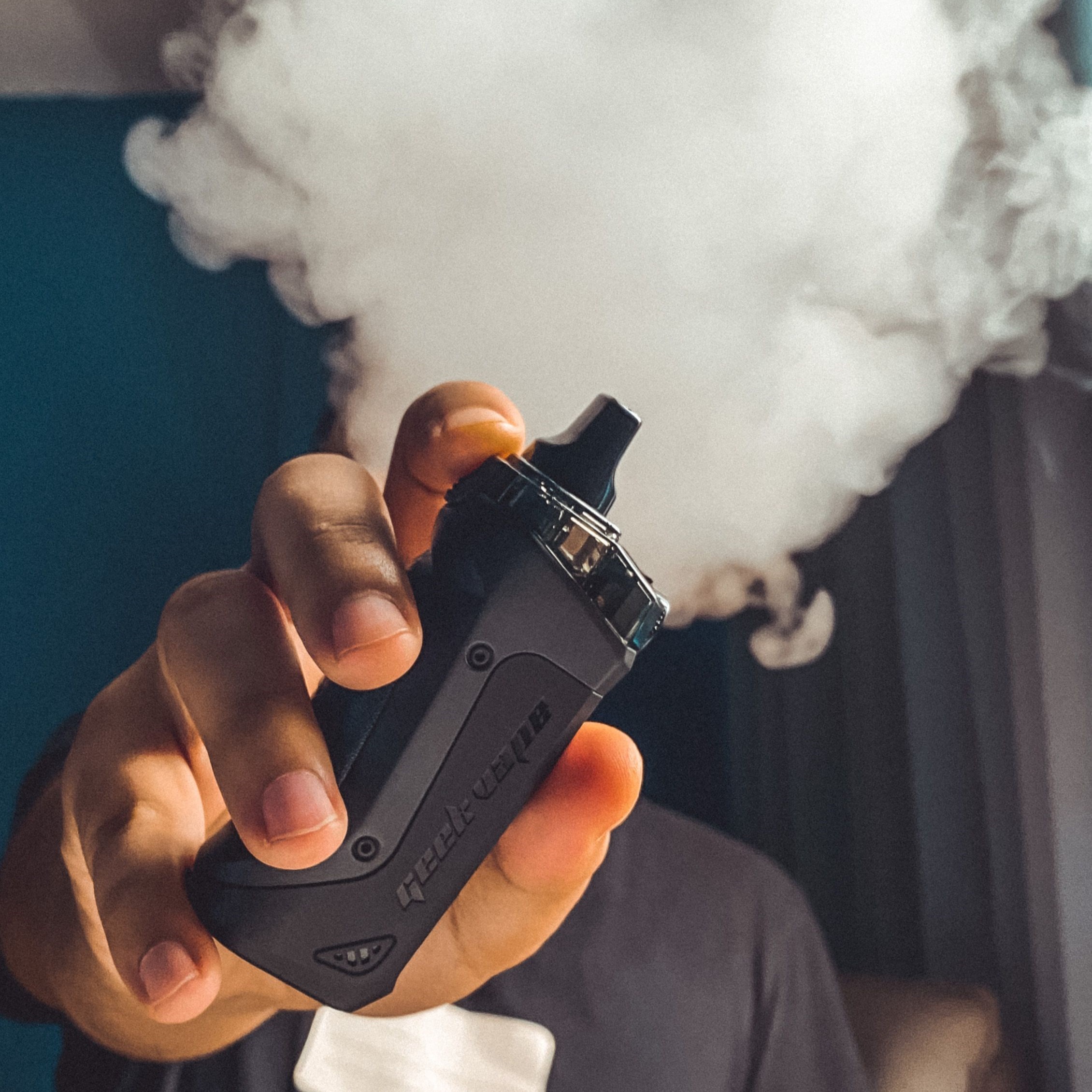 rokok elektrik atau vape.