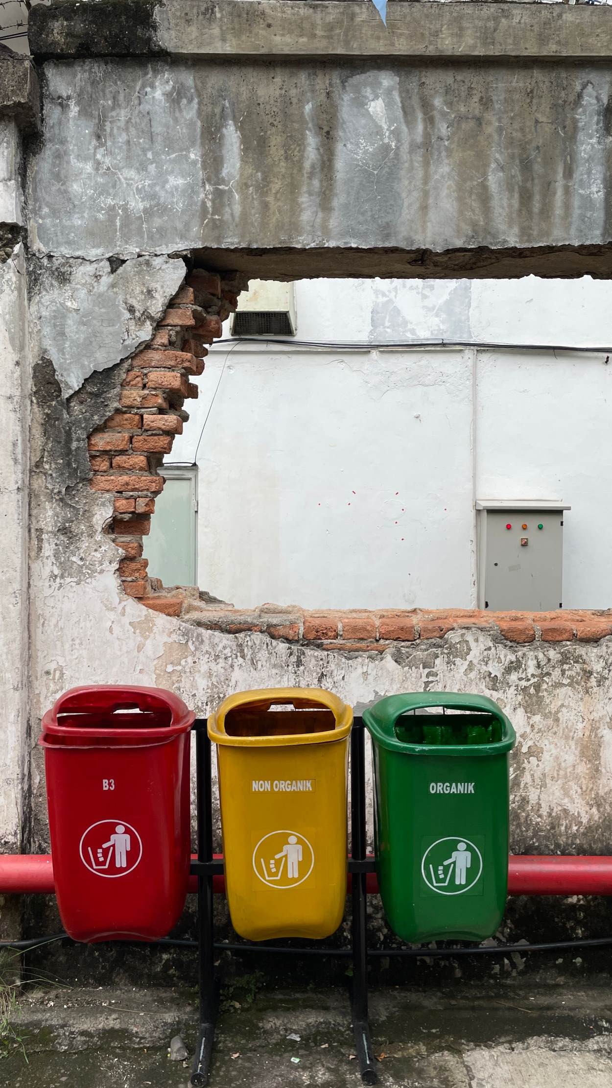 4 Inovasi Pengelolaan Sampah Mandiri di Tingkat Desa, Ubah Limbah Rumah Tangga Jadi Cuan 3 pexels shin agus 224802274 12079408