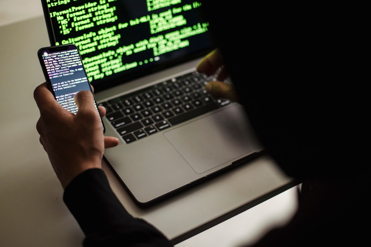 Internet Indonesia Tembus 235 Juta Pengguna, Ini 5 Fitur Keamanan Ponsel yang Wajib Aktif 1 Pengguna ponsel pintar mengaktifkan fitur keamanan digital untuk melindungi data pribadi dan akun dari ancaman kejahatan siber.