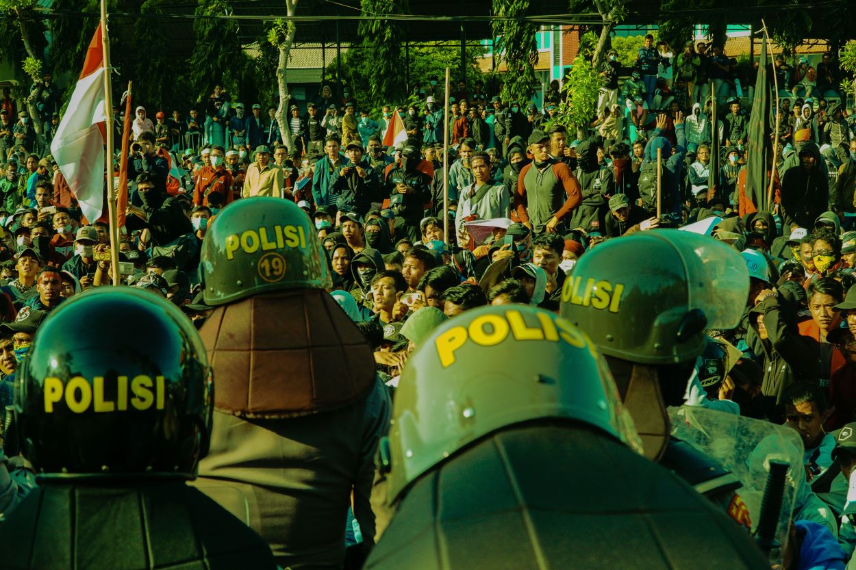 Menjaga Ruang Publik Tetap Sehat, Ini Etika Menyampaikan Aspirasi dalam Demokrasi 1 Masyarakat menyampaikan aspirasi dalam forum diskusi sebagai bagian dari partisipasi dan kehidupan demokrasi.