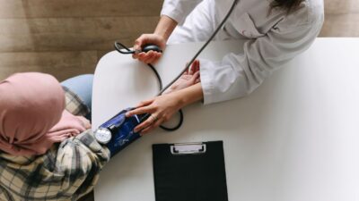 Pemeriksaan tekanan darah menggunakan tensimeter digital sebagai langkah deteksi dini hipertensi sejak usia muda.