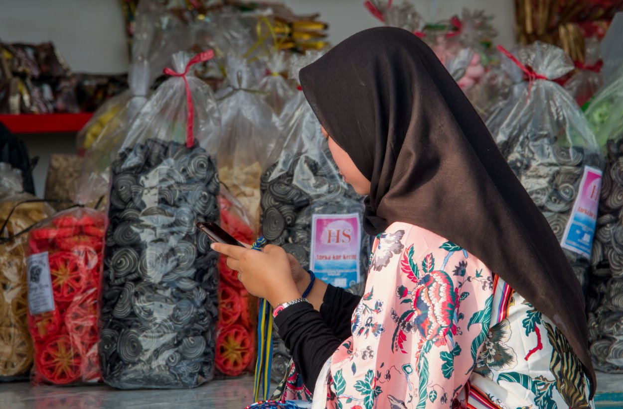 Pelaku UMKM menyiapkan produk makanan kemasan untuk dipasarkan, dengan sertifikasi halal sebagai salah satu langkah meningkatkan kepercayaan konsumen dan kesiapan usaha.