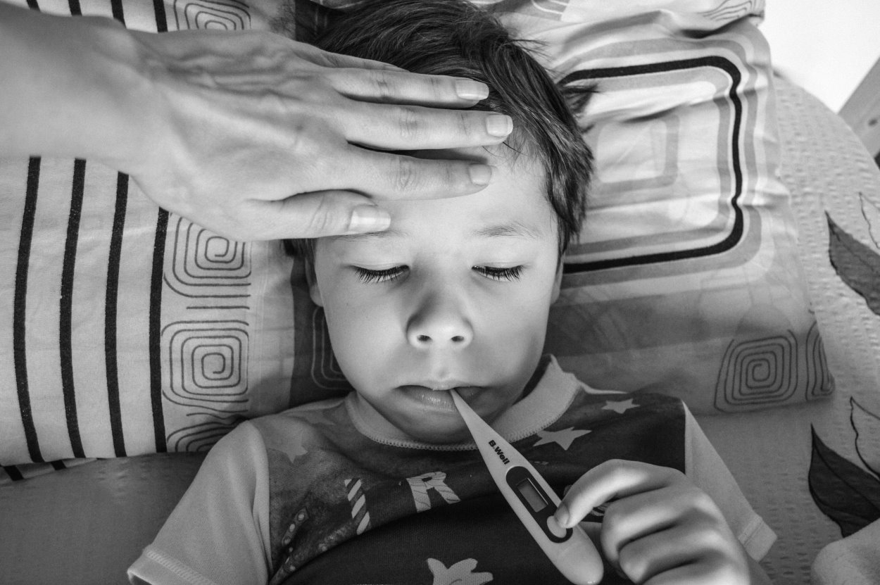 5 Tanda Imunitas Anak Menurun saat Musim Hujan dan Langkah Penanganan Awal di Rumah 1 Orang tua memantau kondisi anak yang sedang beristirahat saat musim hujan untuk mengenali gejala awal gangguan kesehatan.