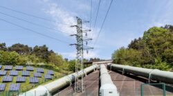 Pembangkit listrik tenaga surya sebagai bagian dari transisi energi global menuju penggunaan energi rendah emisi.