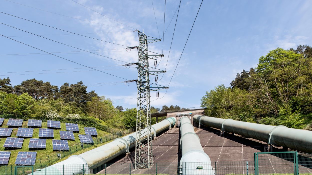 Pembangkit listrik tenaga surya sebagai bagian dari transisi energi global menuju penggunaan energi rendah emisi.