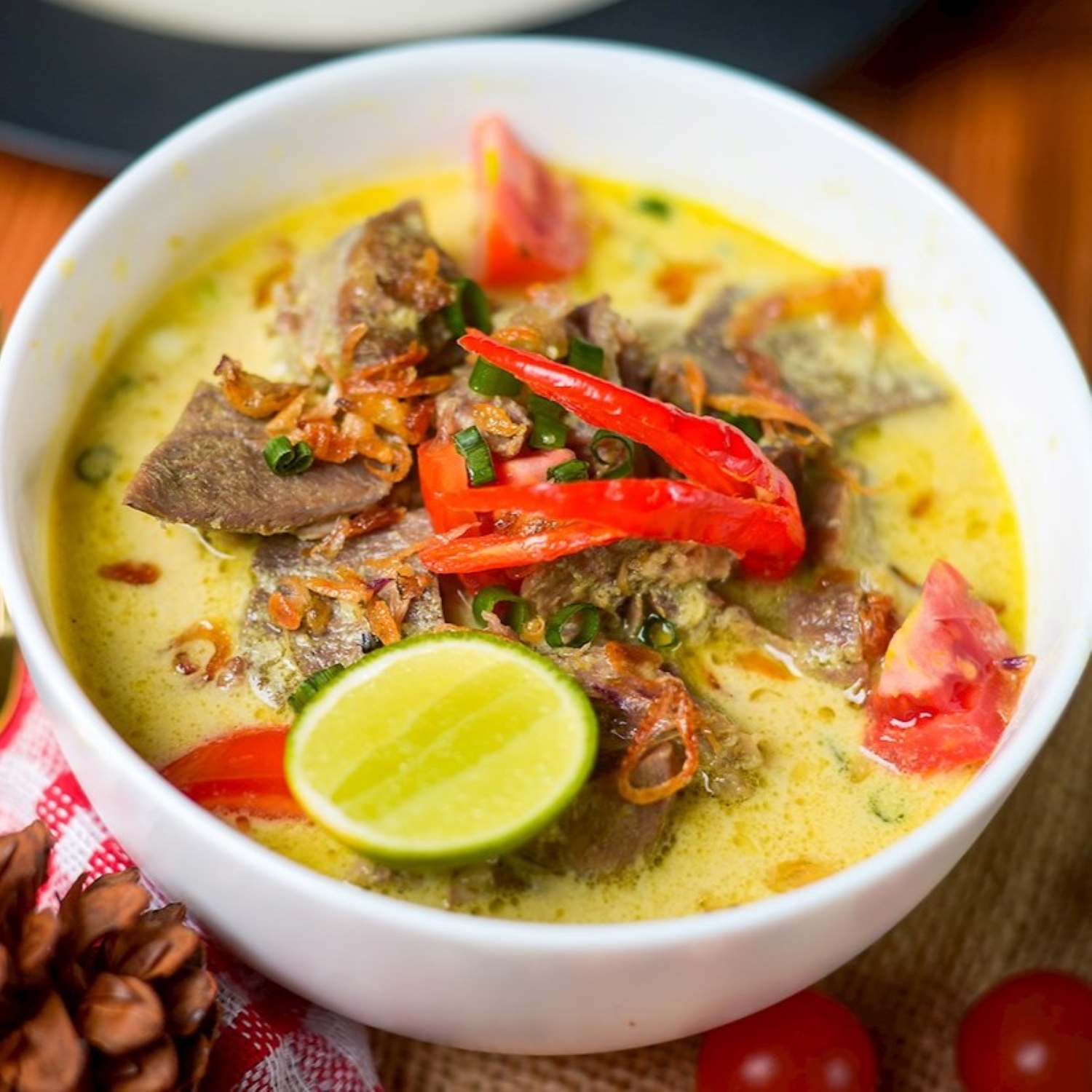 Soto Betawi berkuah rempah, hidangan khas Jakarta yang menempati peringkat ketiga dalam daftar sup dunia versi TasteAtlas.