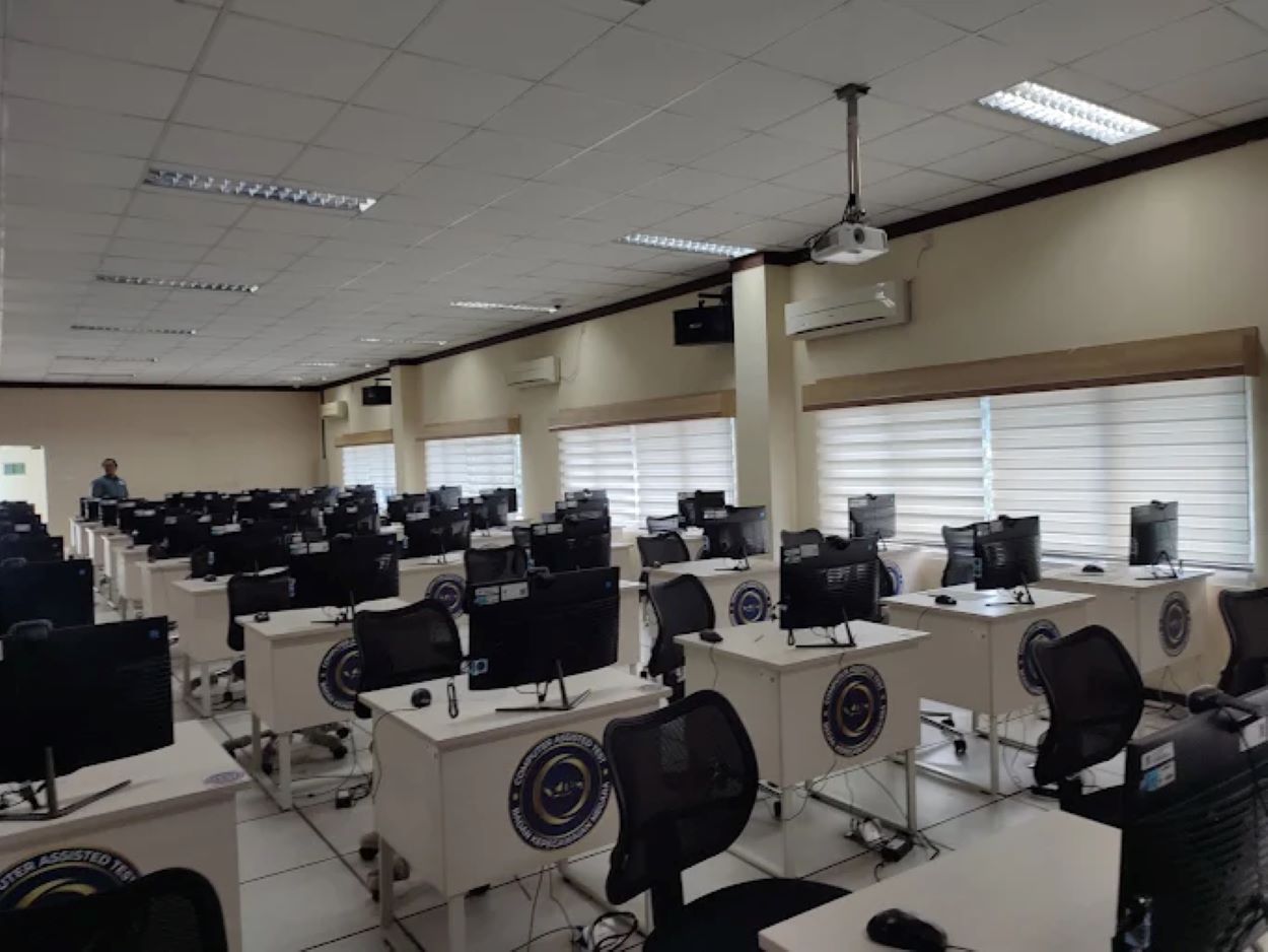 Ruang ujian seleksi ASN menggunakan sistem Computer Assisted Test CAT BKN di ruang ujian komputer.